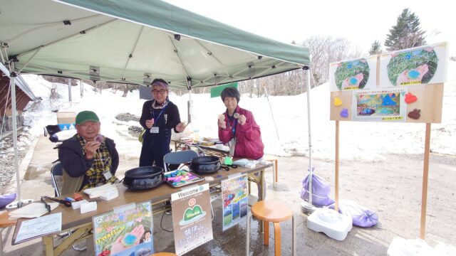 裏磐梯ビジターセンターがリニューアルオープンしました！
オープン初日は磐梯山ジオパーク協議会の竹谷陽二郎氏による講演会『裏磐梯の成り立ちと磐梯山ジオパーク』も行いました。
また、磐梯山ジオパークでは『手のひらに乗る磐梯山ジオラマづくり』を4/19～4/20も屋外マルシェで行います！（9：00～15：00 体験料100円）
屋外マルシェには他にも、楽しい！美味しい！お店が出ています(^^)ぜひお越しください☆
リニューアルしたビジターセンター館内には楽しいしかけがいっぱい！
企画展示室では磐梯山ジオパークと裏磐梯エコツーリズム協会の展示もおこなっています。ぜひ見に来てください。
＃裏磐梯ビジターセンター　＃磐梯山ジオパーク